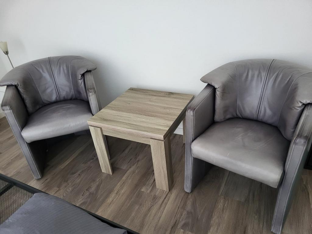 Twee grijze stoelen met houten tafeltje, Huis en Inrichting, Stoelen, Ophalen, Gebruikt, Twee, Leer