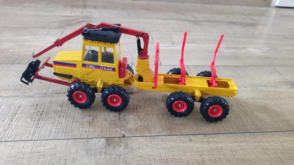 Speelgoed bosbouw voertuig FMG 1840 met kraan en aanhanger, Ophalen, Gebruikt