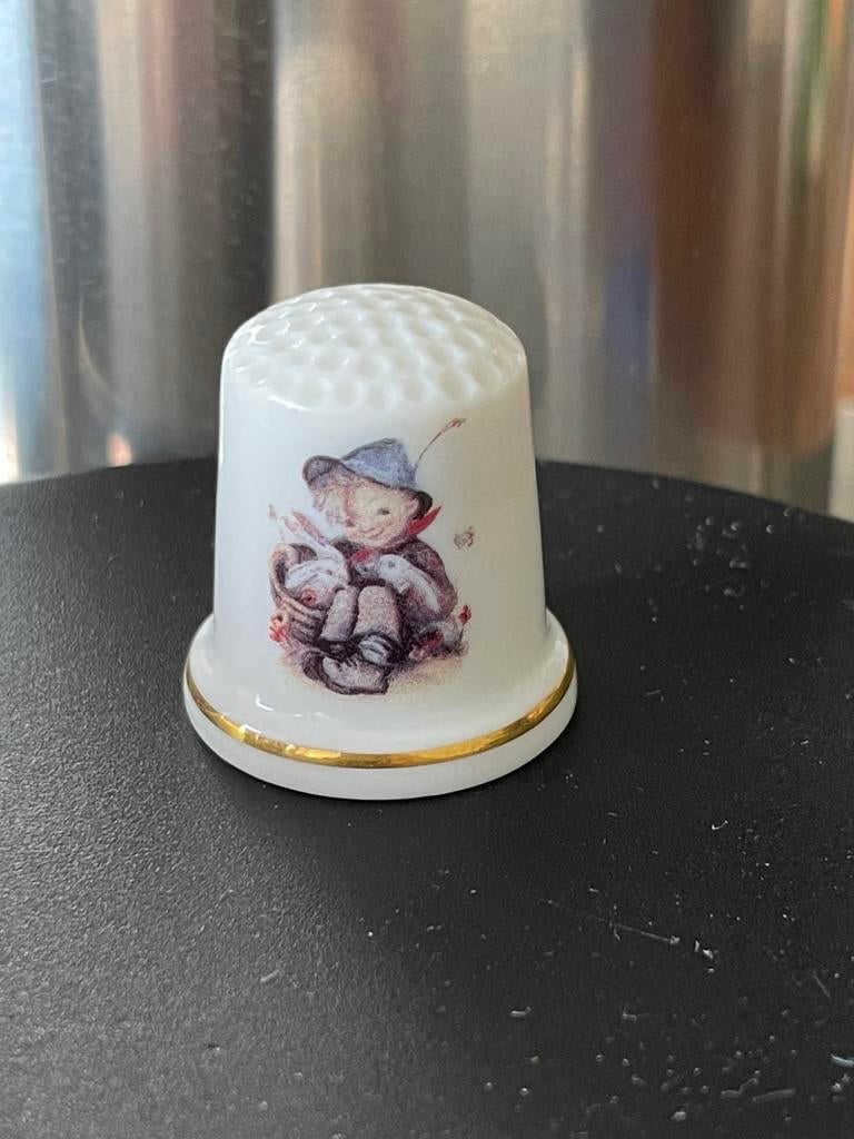 M.J. Hummel Reutter Germany Porseleinen Vingerhoedje, Ophalen, Zo goed als nieuw, Porselein, Overige typen