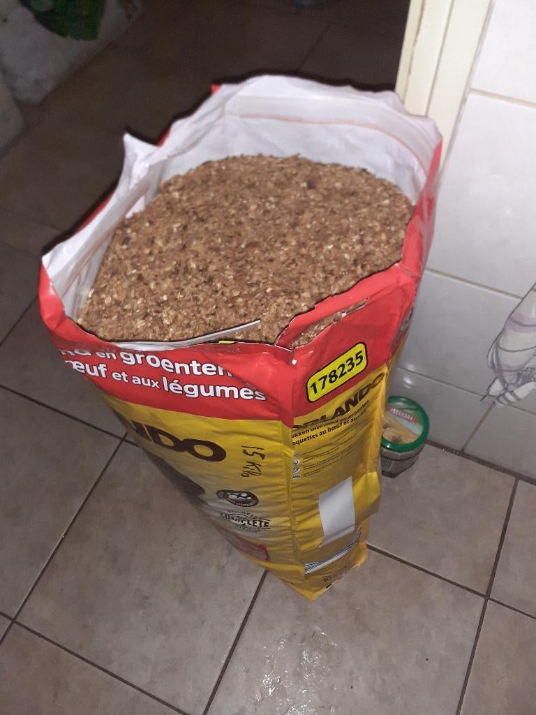 Broodkruimels plusminus 15 kilo, Ophalen, Drinken en Voederen