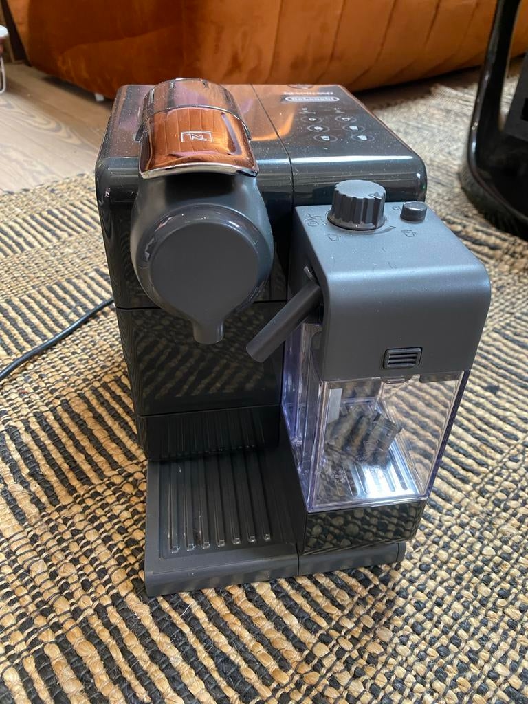 DeLonghi Nespresso Lattissima met melkreservoir, Witgoed en Apparatuur, Koffiezetapparaten, Ophalen, Gebruikt, Koffiemachine, Koffiepads en cups