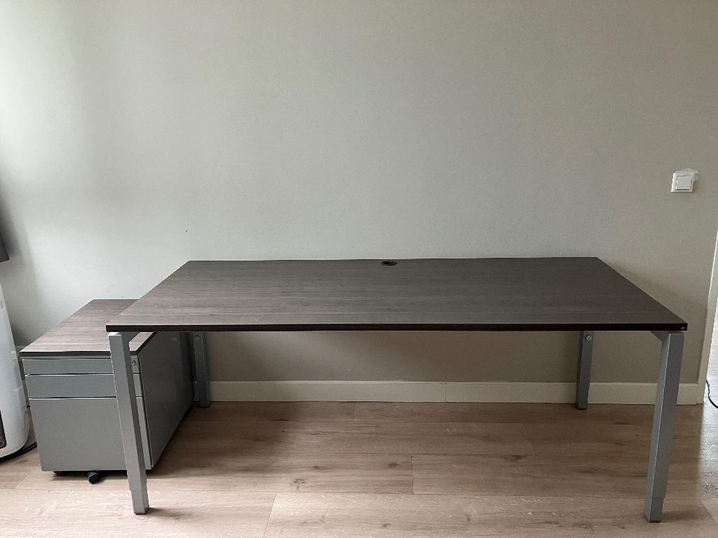 Mooi bureau met ladeblok kleur blad notenhout €70, Ophalen, Overige typen, In hoogte verstelbaar, 180 cm