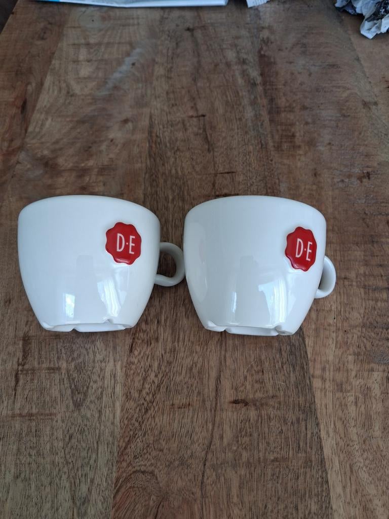 4x Douwe Egberts koffiekopjes wit met rood DE logo, Gebruikt, Keramiek, Ophalen of Verzenden, Overige stijlen