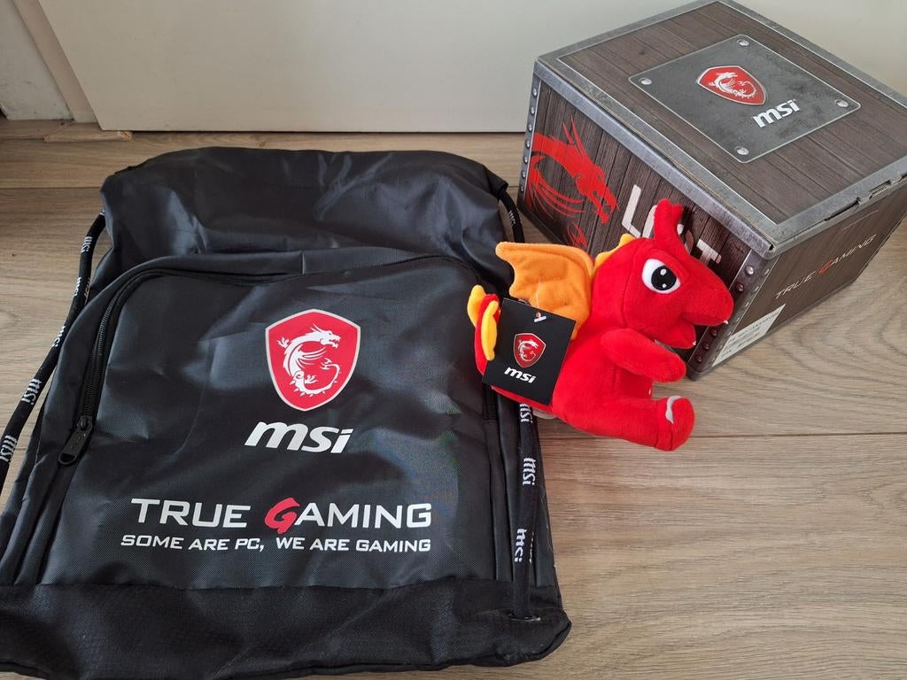 msi lootbox met Lucky dragon knuffel en rugzak, Ophalen of Verzenden, Zo goed als nieuw