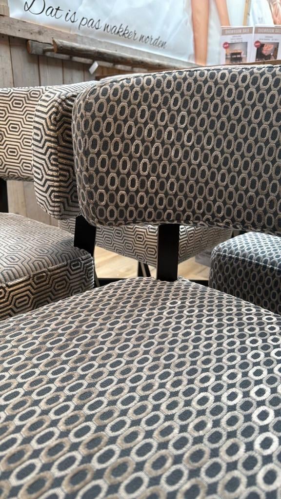 UrbanSofa showroom sale eetkamerstoelen Matteo, Ophalen, Zo goed als nieuw, Stof