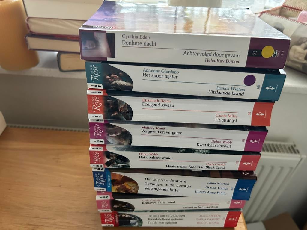 Black/Rose pockets  21 stuks harlequin, Boeken, Ophalen of Verzenden, Gelezen