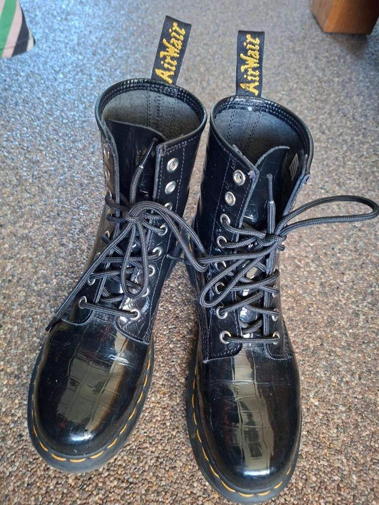 Dr. Martens maat 39 zwart lak krokodillenprint, Kleding | Dames, Schoenen, Ophalen of Verzenden, Zo goed als nieuw, Zwart