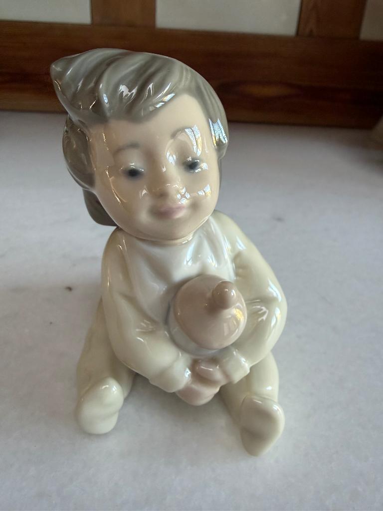 Nao by Lladró, Bedtime Snack 1074, Verzamelen, Beelden en Beeldjes, Ophalen of Verzenden, Zo goed als nieuw, Mens