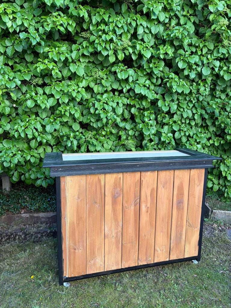 Complete buitenkeuken barmeubel op wielen hout & zwart frame, Huis en Inrichting, Ophalen, Zo goed als nieuw