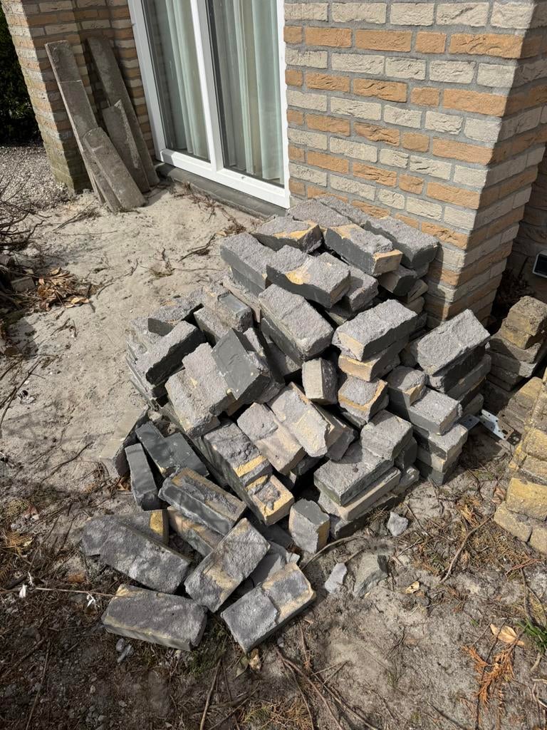 Stenen van voormalig barbecue, Ophalen, Gebruikt, Beton, Klinkers