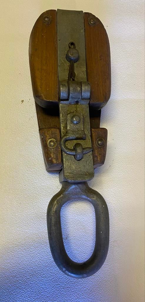 Oude houten katrol met metalen onderdelen, Ophalen