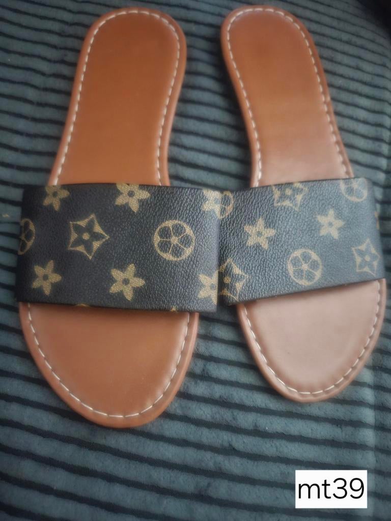 Nieuw; Luxe bruine slippers mt39, Kleding | Dames, Slippers, Bruin, Nieuw, Ophalen of Verzenden