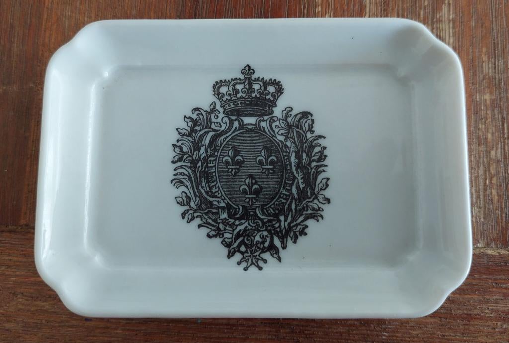 Decoratieve schaal met wapenschild - Musée de l'Empéri, Antiek en Kunst, Ophalen of Verzenden
