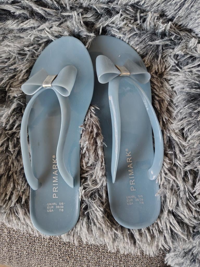 Nieuwe blauwe Primark slippers maat 38 met strik, Slippers, Nieuw, Ophalen of Verzenden, Primark