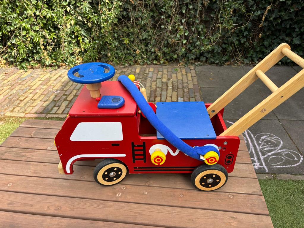 Houten brandweer loopauto met ladder en slang, Kinderen en Baby's, Speelgoed | Houten speelgoed, Ophalen, Gebruikt, Rij- of Hobbelspeelgoed
