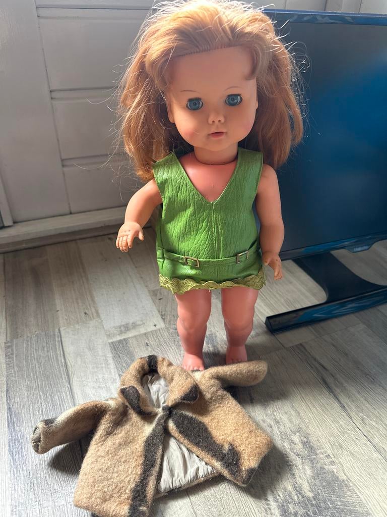 Antieke pop met rood haar en groen leren jurkje, Verzamelen, Ophalen of Verzenden, Zo goed als nieuw