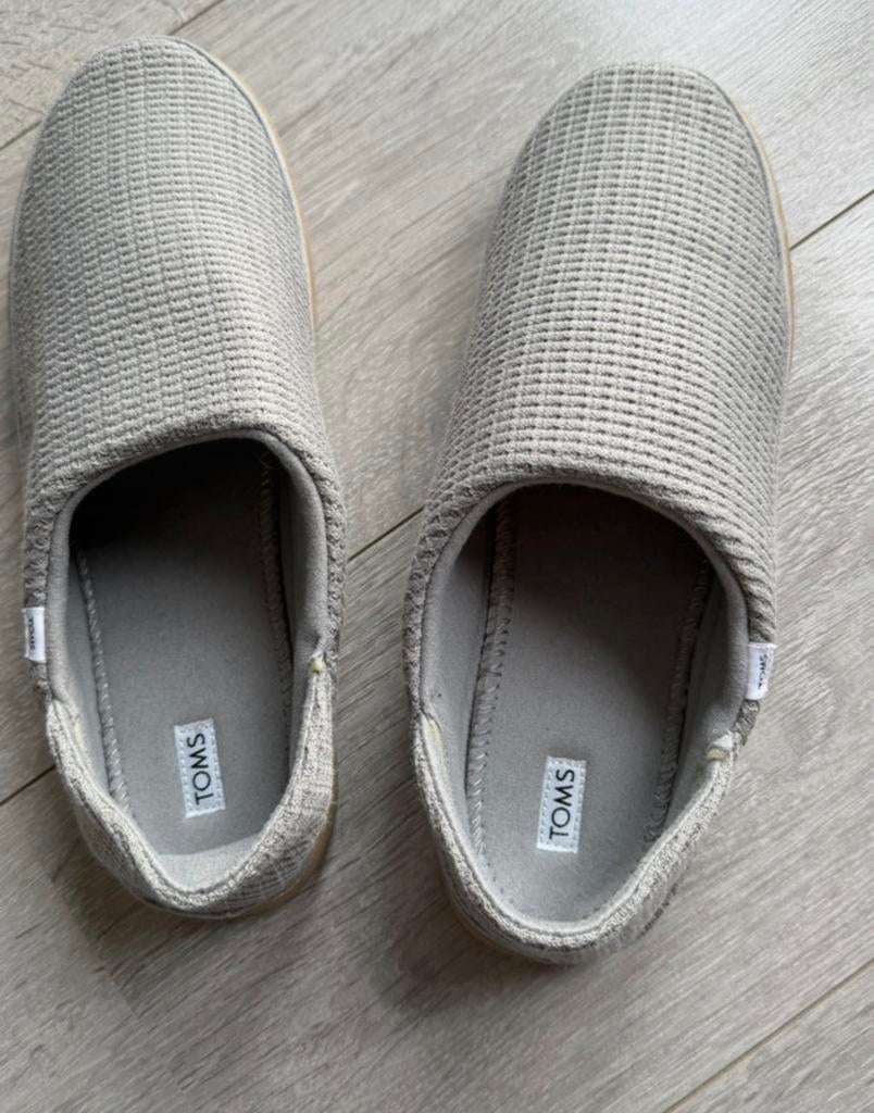 Toms pantoffels 40 nieuwstaat, Kleding | Dames, Schoenen, Ophalen of Verzenden, Zo goed als nieuw, Pantoffels of Sloffen, Grijs