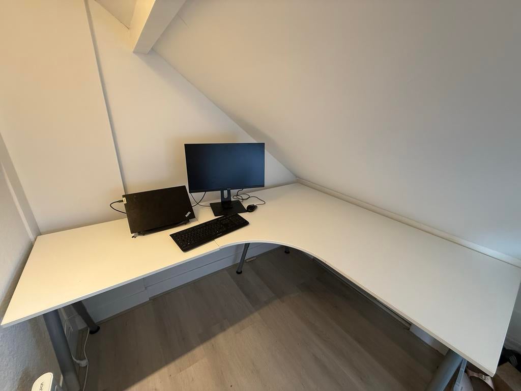 GRATIS: Hoekbureau IKEA wit – ruim werkblad – verstelbaar, Ophalen, Gebruikt, Spaanplaat of MDF, Hoekbureau