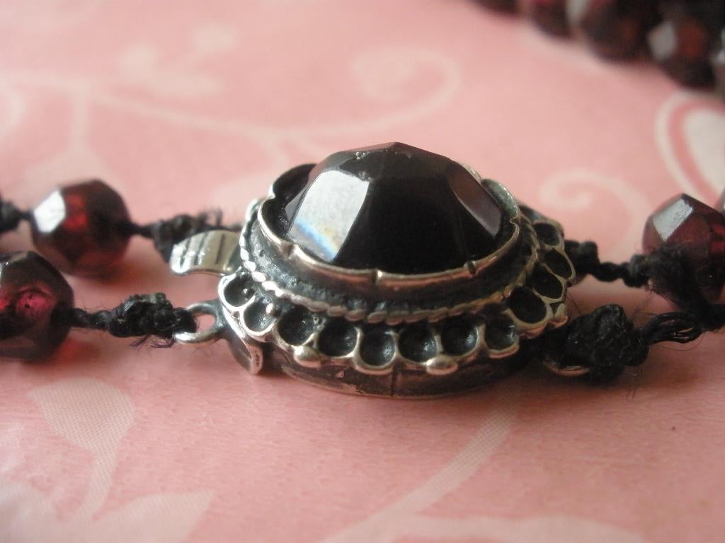 Zilveren Zeeuwse Slot met granaat en ketting, Ophalen of Verzenden, Zilver, Ketting, Met edelsteen