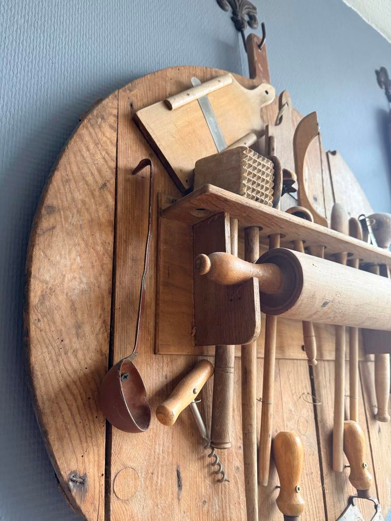 Oude slagers display met keukengerei, Ophalen
