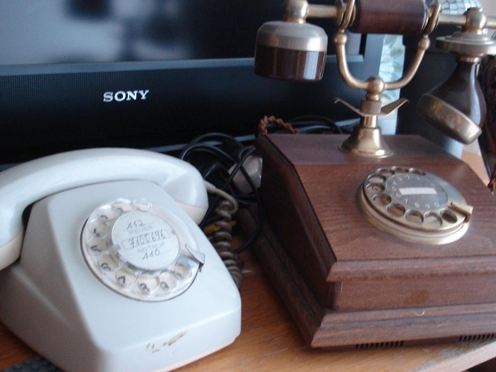 2 MAAL  ANTIEKE  TELEFOONS  ALLEEN  VOOR KENNER, Ophalen