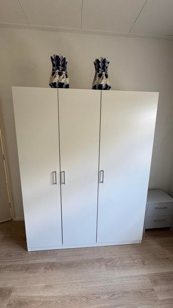 Witte kledingkast met hang- en leggedeelte (140x180x52cm), Huis en Inrichting, Kasten | Kledingkasten, Ophalen, Gebruikt, 100 tot 150 cm