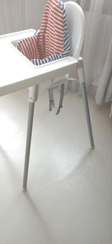 Ikea kinderstoel met blad en stoelverkleiner, Kinderen en Baby's, Kinderstoelen, Gebruikt, Overige typen, Afneembaar eetblad, Stoelverkleiner