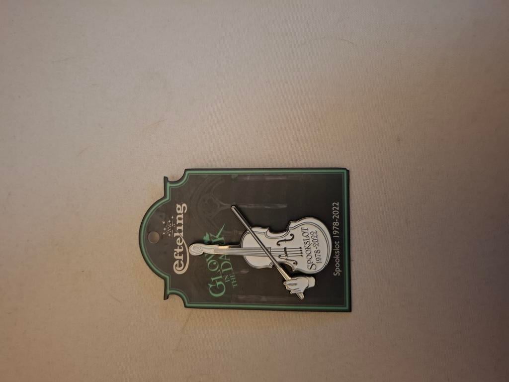 Efteling Spookslot Vioolpin Glow in the Dark 1978-2022 nieuw, Ophalen, Nieuw, Button of Speldje