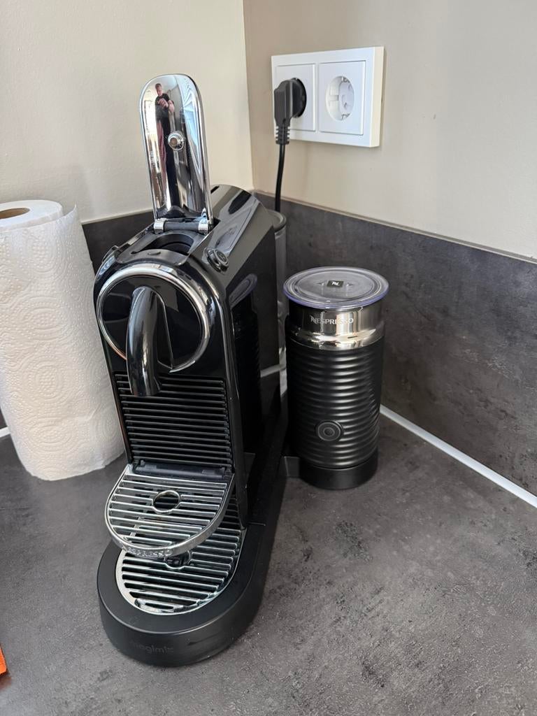 Nespresso Koffiemachine + Melkopschuimer, Ophalen, Zo goed als nieuw, Koffiemachine