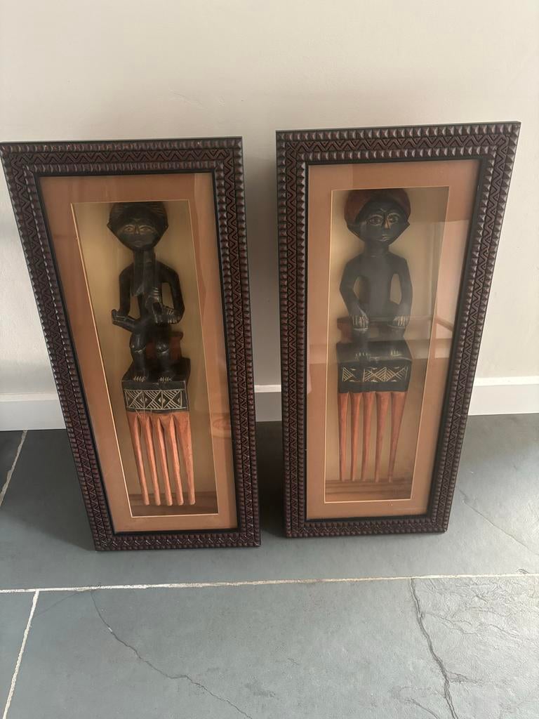 Afrikaanse kunst, 2 kammen in lijst, Ophalen