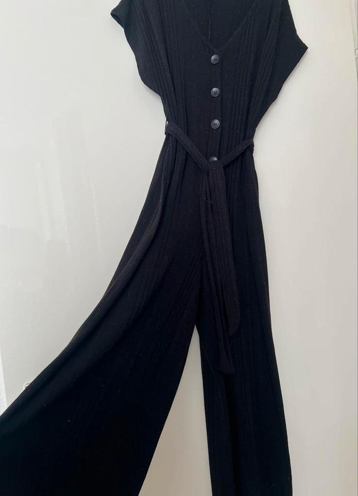 Zwarte geribbelde jumpsuit met knopen en ceintuur maat S, Kleding | Dames, Jumpsuits, Gedragen, Ophalen of Verzenden