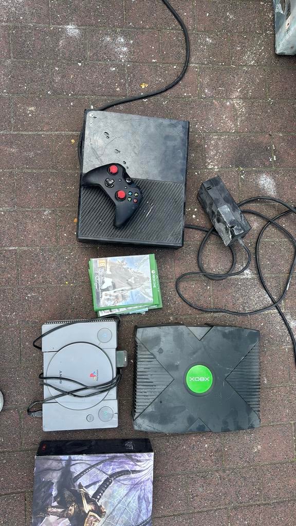 Oude Xbox met spellen en playstation, Ophalen, Zo goed als nieuw, Met 1 controller