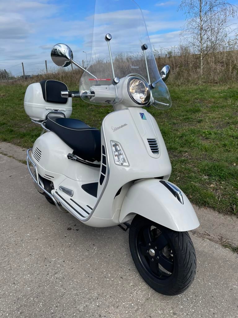 Vespa 300 GTS ie. Wit / GERESERVEERD, Motoren, Particulier, Scooter