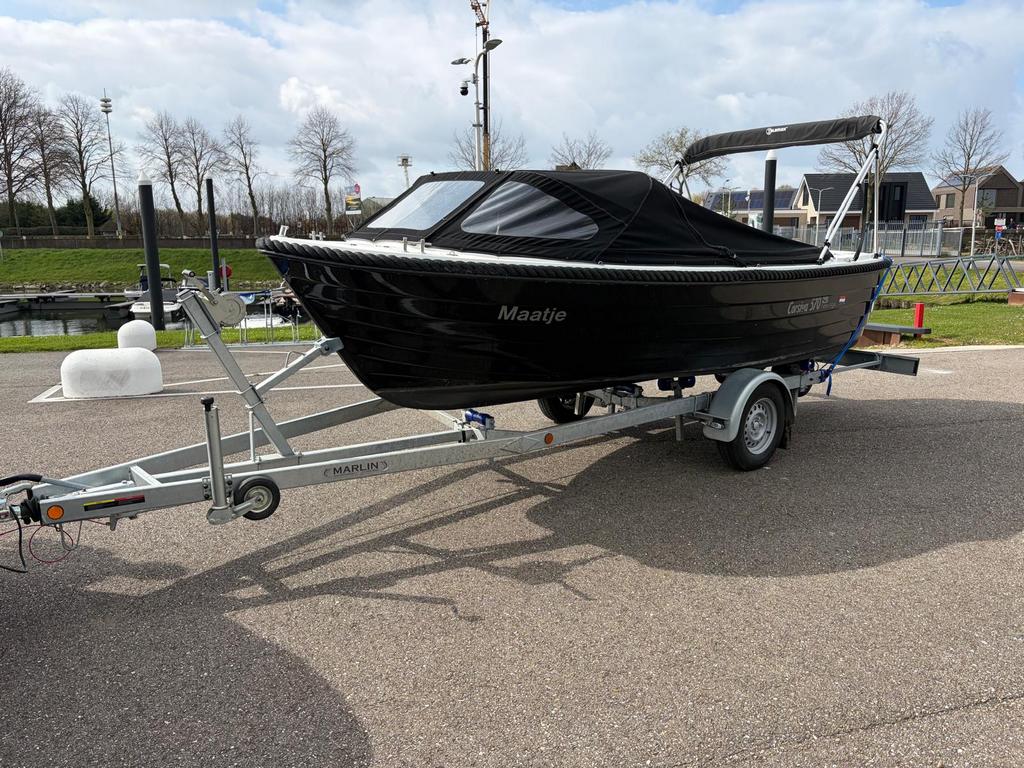 Corsiva 570 sloep + Mercury 20PK + trailer (2021) vaarklaar!, Watersport en Boten, Sloepen, Ophalen, 10 tot 30 pk, Zo goed als nieuw