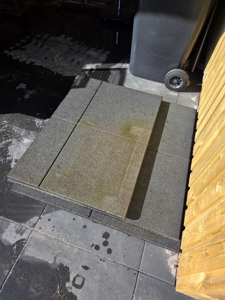 Rubberen tegels met koppelpinnen - 2x 1x1m, 1x 1x0.7m, Ophalen, Rubber, Overige typen