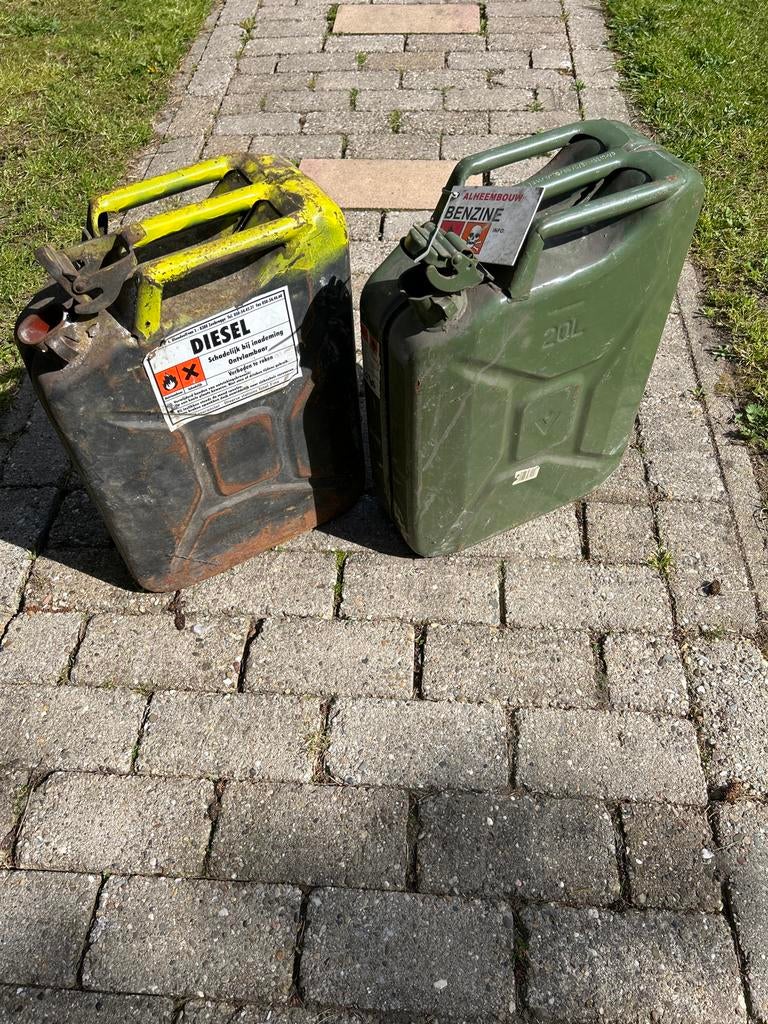 Twee gebruikte jerrycans (diesel en benzine) - 20L, Ophalen of Verzenden, Gebruikt