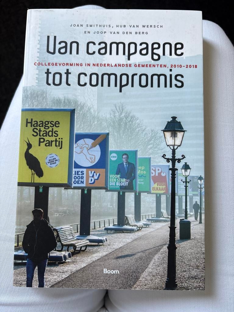 Van campagne tot compromis - Collegevorming NL gemeenten, Ophalen of Verzenden, Zo goed als nieuw, Politiek en Staatkunde, Nederland