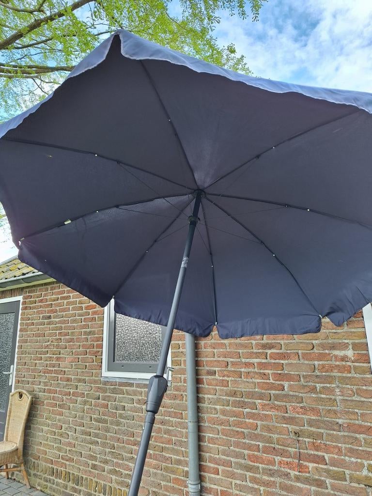 Donkerblauwe parasol van Madison, Tuin en Terras, Ophalen, Zo goed als nieuw, Stokparasol
