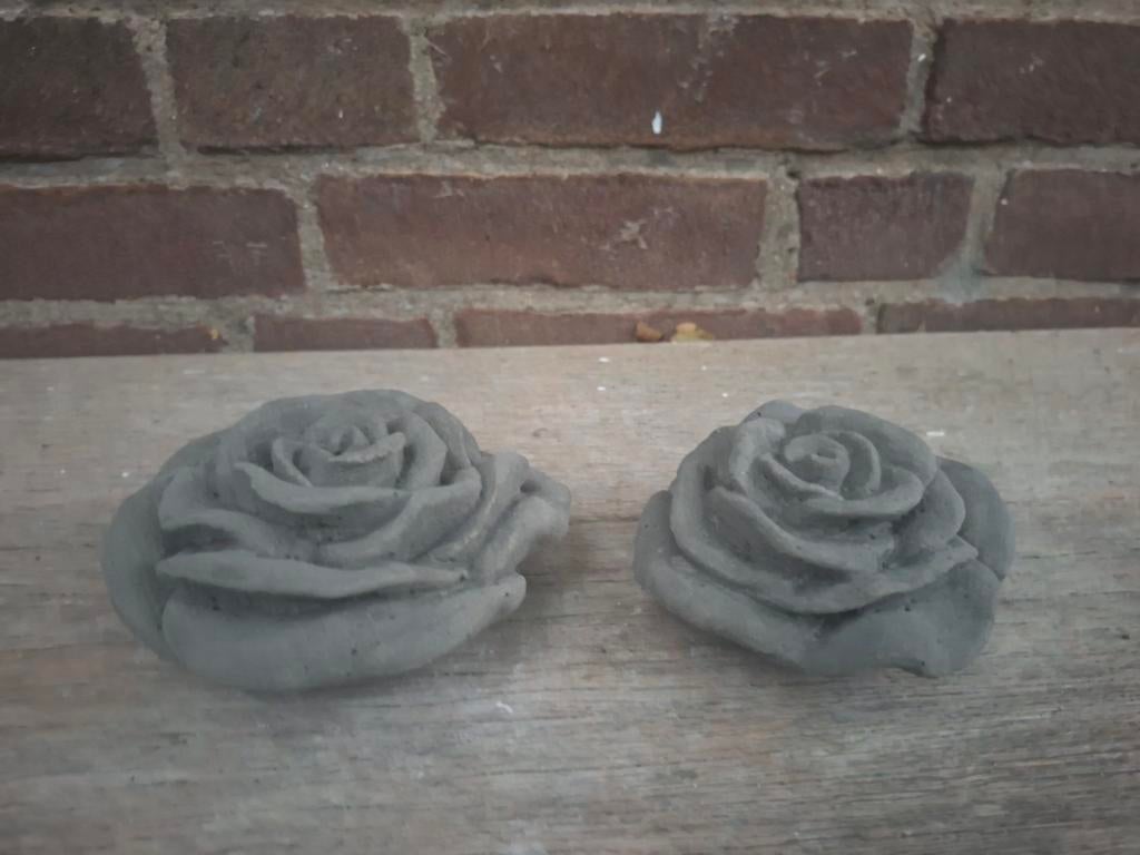 2 Betonnen rozen roosjes beeldjes tuinbeeldjes beton, Ophalen of Verzenden