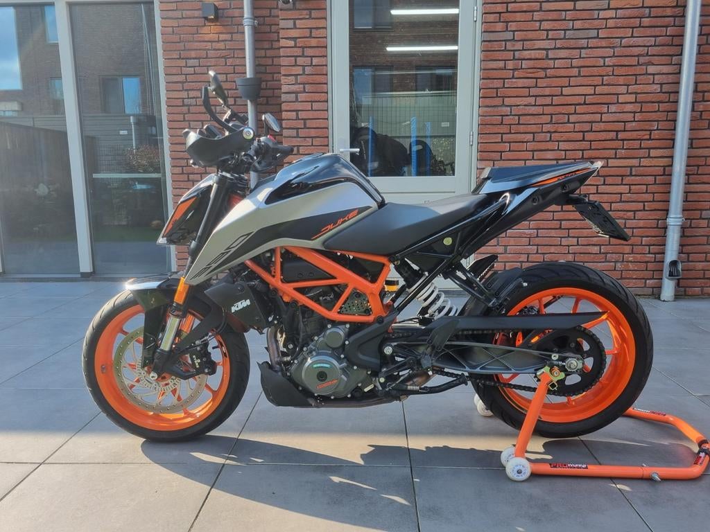 KTM 390 duke Nieuwstaat, 3700 km, Akrapovic, Motoren, Motoren | KTM, Particulier, Naked bike, 12 t/m 35 kW, 1 cilinder, Minimaal motorrijbewijs A2
