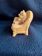 Beeldje beer in rieten stoel, Ophalen of Verzenden, Zo goed als nieuw, Dier