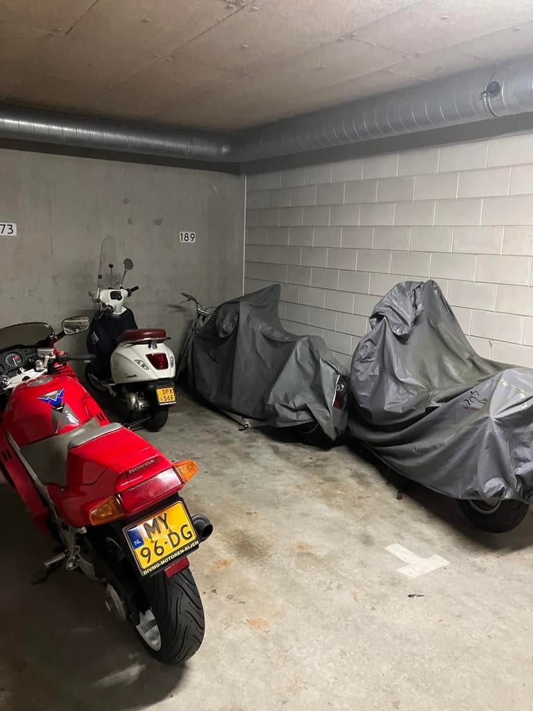 Overdekte motor parkeerplaats te huur voor ca 3 motoren, Huizen en Kamers, Garages en Parkeerplaatsen, Amsterdam