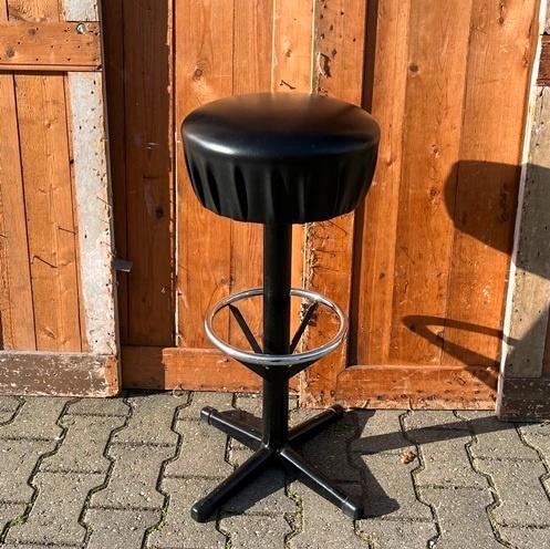 Kruk barkruk vintage metaal voet skai bekleding zwart, Huis en Inrichting, Barkrukken, Gebruikt, 60 tot 90 cm, Metaal, 1 kruk