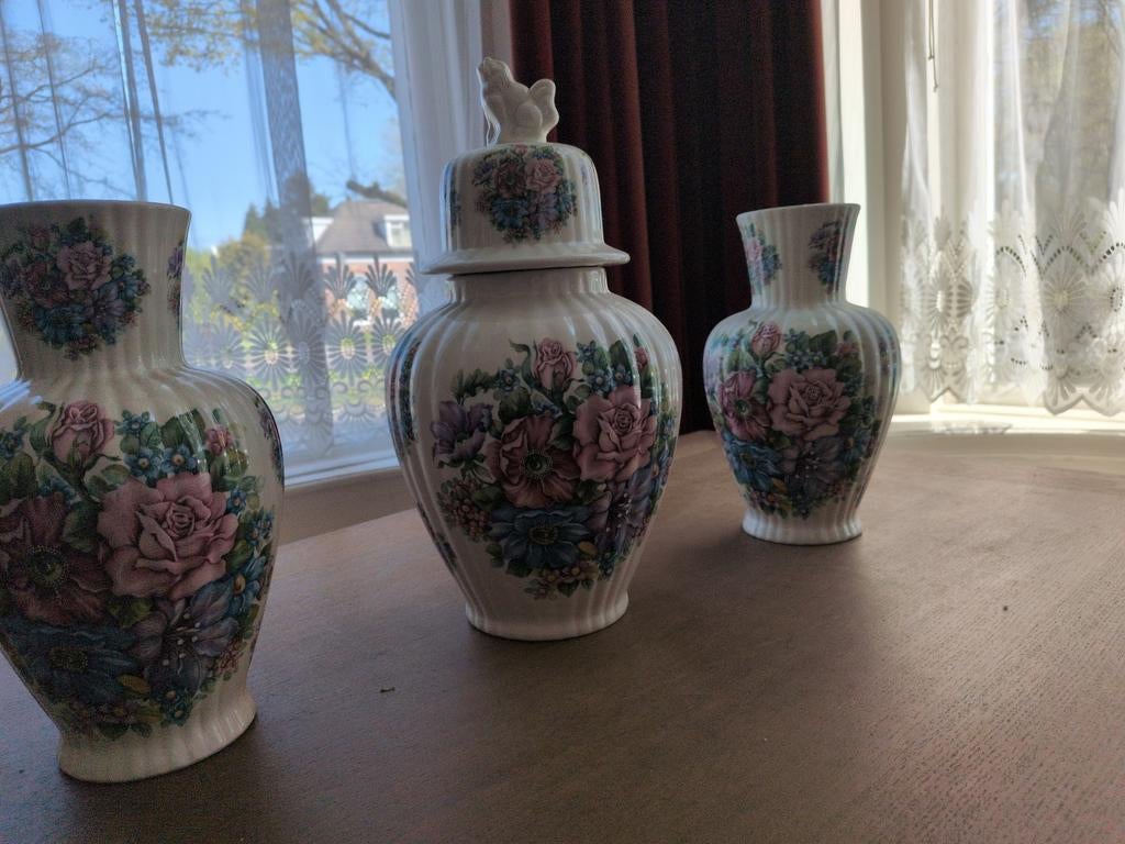 Set van 3 porseleinen vazen met bloemmotief, Antiek en Kunst, Ophalen of Verzenden