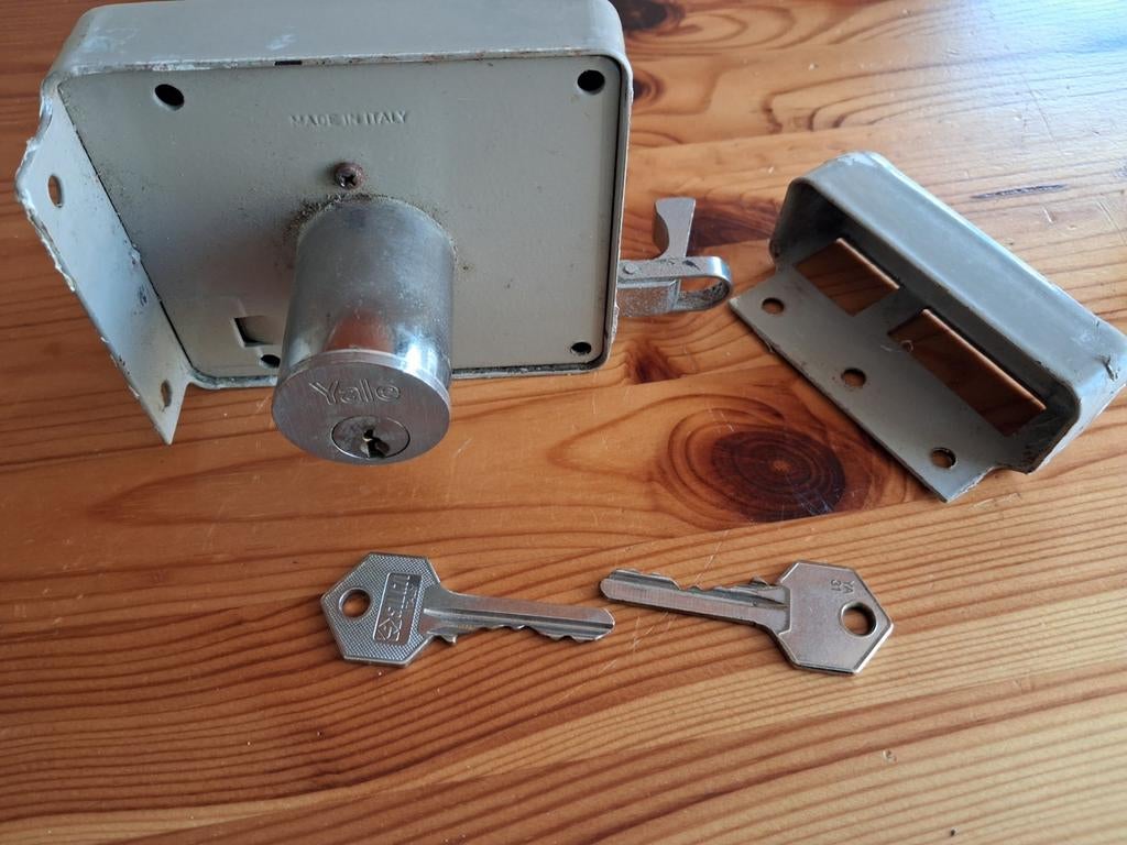 Yale oplegslot met cilinder en sleutels, Ophalen of Verzenden, Gebruikt, IJzer, Slot