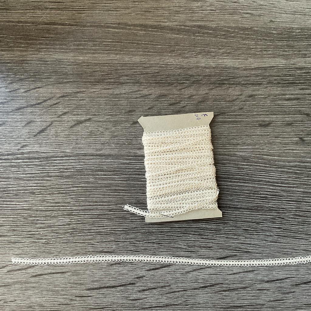 Nr. 395) Prachtig ecru Antiek kantje  3 mm br 3 meter € 1,50, Verzenden, Nieuw, Decoratie