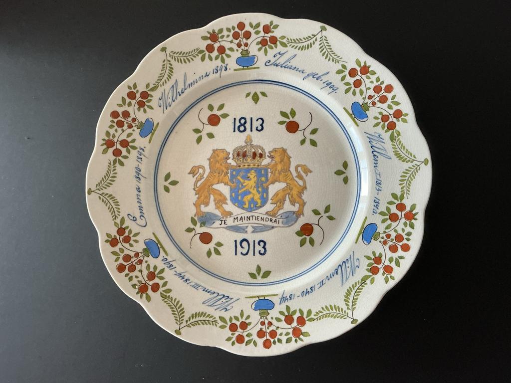 Herdenkingsbord Koninklijk Huis 1813-1913 - Plateelbakkerij, Ophalen, Nieuw, Nederland, Overige typen