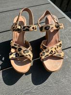 UGGS sleehak in tijgerprint maat 39, Kleding | Dames, Schoenen, Ophalen of Verzenden, Gedragen, Bruin, Sandalen of Muiltjes
