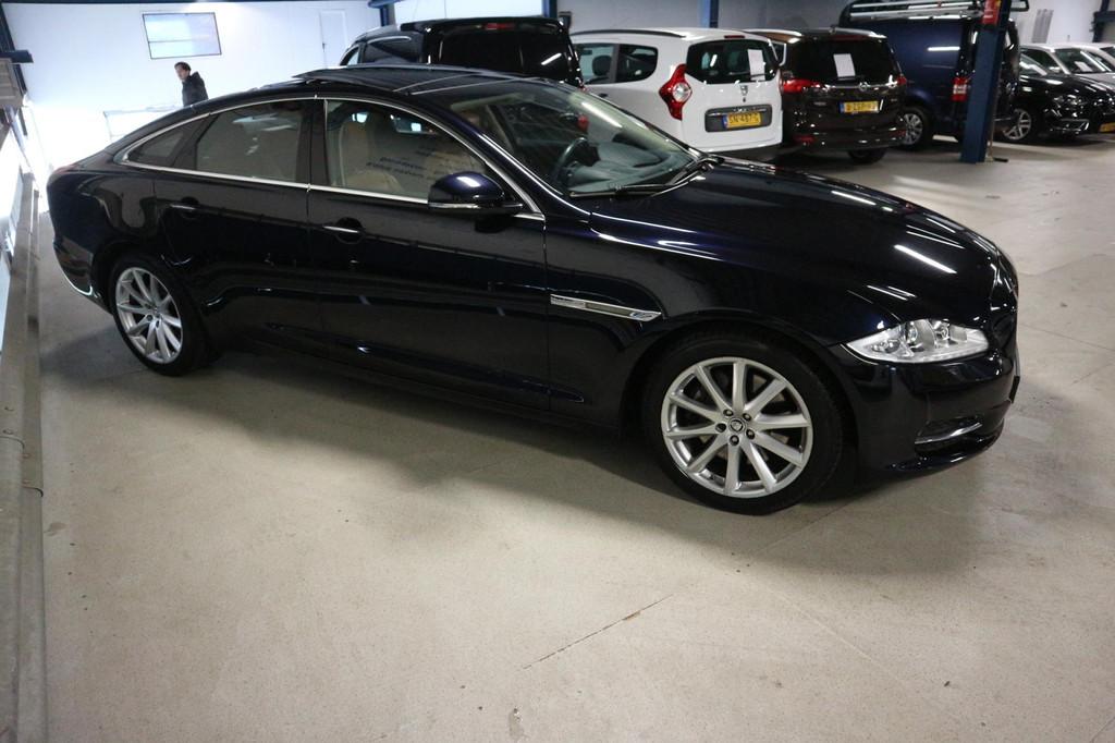 Jaguar XJ 5.0 V8 Portfolio / SWB / ORG NED / NAP / 2e EIG /, Auto's, Jaguar, Automaat, Euro 5, Achterwielaandrijving, Blauw