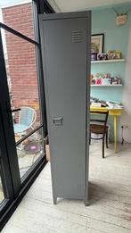 Grijze metalen lockerkast kwantum leipzig, Ophalen, Zo goed als nieuw